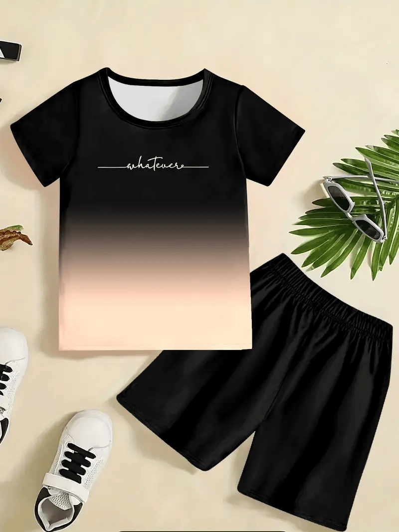 Zwart shirt met een ombre-effect en korte zwarte broek, naast witte sneakers en groene bladeren.